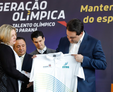 O governador Carlos Massa Ratinho Junior lançou nesta segunda-feira (2), em cerimônia no Palácio Iguaçu, o programa Geração Olímpica, que só neste ano garantirá 1.252 bolsas esportivas nas modalidades olímpicas e paralímpicas para jovens promessas, atletas de renome mundial e técnicos. A Companhia Paranaense de Energia (Copel), patrocinadora da iniciativa, investe R$ 4,75 milhões. É o maior programa de bolsa-atleta do País, em nível estadual.