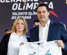 O governador Carlos Massa Ratinho Junior lançou nesta segunda-feira (2), em cerimônia no Palácio Iguaçu, o programa Geração Olímpica, que só neste ano garantirá 1.252 bolsas esportivas nas modalidades olímpicas e paralímpicas para jovens promessas, atletas de renome mundial e técnicos. A Companhia Paranaense de Energia (Copel), patrocinadora da iniciativa, investe R$ 4,75 milhões. É o maior programa de bolsa-atleta do País, em nível estadual.