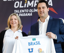 O governador Carlos Massa Ratinho Junior lançou nesta segunda-feira (2), em cerimônia no Palácio Iguaçu, o programa Geração Olímpica, que só neste ano garantirá 1.252 bolsas esportivas nas modalidades olímpicas e paralímpicas para jovens promessas, atletas de renome mundial e técnicos. A Companhia Paranaense de Energia (Copel), patrocinadora da iniciativa, investe R$ 4,75 milhões. É o maior programa de bolsa-atleta do País, em nível estadual.