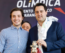 O governador Carlos Massa Ratinho Junior lançou nesta segunda-feira (2), em cerimônia no Palácio Iguaçu, o programa Geração Olímpica, que só neste ano garantirá 1.252 bolsas esportivas nas modalidades olímpicas e paralímpicas para jovens promessas, atletas de renome mundial e técnicos. A Companhia Paranaense de Energia (Copel), patrocinadora da iniciativa, investe R$ 4,75 milhões. É o maior programa de bolsa-atleta do País, em nível estadual.