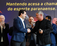 O governador Carlos Massa Ratinho Junior lançou nesta segunda-feira (2), em cerimônia no Palácio Iguaçu, o programa Geração Olímpica, que só neste ano garantirá 1.252 bolsas esportivas nas modalidades olímpicas e paralímpicas para jovens promessas, atletas de renome mundial e técnicos. A Companhia Paranaense de Energia (Copel), patrocinadora da iniciativa, investe R$ 4,75 milhões. É o maior programa de bolsa-atleta do País, em nível estadual.
