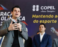 O governador Carlos Massa Ratinho Junior lançou nesta segunda-feira (2), em cerimônia no Palácio Iguaçu, o programa Geração Olímpica, que só neste ano garantirá 1.252 bolsas esportivas nas modalidades olímpicas e paralímpicas para jovens promessas, atletas de renome mundial e técnicos. A Companhia Paranaense de Energia (Copel), patrocinadora da iniciativa, investe R$ 4,75 milhões. É o maior programa de bolsa-atleta do País, em nível estadual.