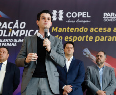 O governador Carlos Massa Ratinho Junior lançou nesta segunda-feira (2), em cerimônia no Palácio Iguaçu, o programa Geração Olímpica, que só neste ano garantirá 1.252 bolsas esportivas nas modalidades olímpicas e paralímpicas para jovens promessas, atletas de renome mundial e técnicos. A Companhia Paranaense de Energia (Copel), patrocinadora da iniciativa, investe R$ 4,75 milhões. É o maior programa de bolsa-atleta do País, em nível estadual.