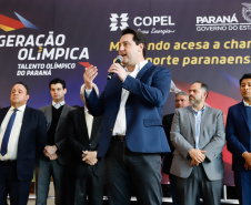 O governador Carlos Massa Ratinho Junior lançou nesta segunda-feira (2), em cerimônia no Palácio Iguaçu, o programa Geração Olímpica, que só neste ano garantirá 1.252 bolsas esportivas nas modalidades olímpicas e paralímpicas para jovens promessas, atletas de renome mundial e técnicos. A Companhia Paranaense de Energia (Copel), patrocinadora da iniciativa, investe R$ 4,75 milhões. É o maior programa de bolsa-atleta do País, em nível estadual.