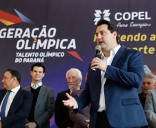 O governador Carlos Massa Ratinho Junior lançou nesta segunda-feira (2), em cerimônia no Palácio Iguaçu, o programa Geração Olímpica, que só neste ano garantirá 1.252 bolsas esportivas nas modalidades olímpicas e paralímpicas para jovens promessas, atletas de renome mundial e técnicos. A Companhia Paranaense de Energia (Copel), patrocinadora da iniciativa, investe R$ 4,75 milhões. É o maior programa de bolsa-atleta do País, em nível estadual.