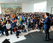 O governador Carlos Massa Ratinho Junior lançou nesta segunda-feira (2), em cerimônia no Palácio Iguaçu, o programa Geração Olímpica, que só neste ano garantirá 1.252 bolsas esportivas nas modalidades olímpicas e paralímpicas para jovens promessas, atletas de renome mundial e técnicos. A Companhia Paranaense de Energia (Copel), patrocinadora da iniciativa, investe R$ 4,75 milhões. É o maior programa de bolsa-atleta do País, em nível estadual.