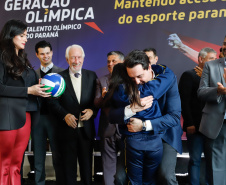 O governador Carlos Massa Ratinho Junior lançou nesta segunda-feira (2), em cerimônia no Palácio Iguaçu, o programa Geração Olímpica, que só neste ano garantirá 1.252 bolsas esportivas nas modalidades olímpicas e paralímpicas para jovens promessas, atletas de renome mundial e técnicos. A Companhia Paranaense de Energia (Copel), patrocinadora da iniciativa, investe R$ 4,75 milhões. É o maior programa de bolsa-atleta do País, em nível estadual.