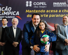 O governador Carlos Massa Ratinho Junior lançou nesta segunda-feira (2), em cerimônia no Palácio Iguaçu, o programa Geração Olímpica, que só neste ano garantirá 1.252 bolsas esportivas nas modalidades olímpicas e paralímpicas para jovens promessas, atletas de renome mundial e técnicos. A Companhia Paranaense de Energia (Copel), patrocinadora da iniciativa, investe R$ 4,75 milhões. É o maior programa de bolsa-atleta do País, em nível estadual.