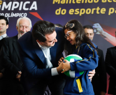 O governador Carlos Massa Ratinho Junior lançou nesta segunda-feira (2), em cerimônia no Palácio Iguaçu, o programa Geração Olímpica, que só neste ano garantirá 1.252 bolsas esportivas nas modalidades olímpicas e paralímpicas para jovens promessas, atletas de renome mundial e técnicos. A Companhia Paranaense de Energia (Copel), patrocinadora da iniciativa, investe R$ 4,75 milhões. É o maior programa de bolsa-atleta do País, em nível estadual.