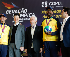 O governador Carlos Massa Ratinho Junior lançou nesta segunda-feira (2), em cerimônia no Palácio Iguaçu, o programa Geração Olímpica, que só neste ano garantirá 1.252 bolsas esportivas nas modalidades olímpicas e paralímpicas para jovens promessas, atletas de renome mundial e técnicos. A Companhia Paranaense de Energia (Copel), patrocinadora da iniciativa, investe R$ 4,75 milhões. É o maior programa de bolsa-atleta do País, em nível estadual.