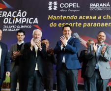 O governador Carlos Massa Ratinho Junior lançou nesta segunda-feira (2), em cerimônia no Palácio Iguaçu, o programa Geração Olímpica, que só neste ano garantirá 1.252 bolsas esportivas nas modalidades olímpicas e paralímpicas para jovens promessas, atletas de renome mundial e técnicos. A Companhia Paranaense de Energia (Copel), patrocinadora da iniciativa, investe R$ 4,75 milhões. É o maior programa de bolsa-atleta do País, em nível estadual.