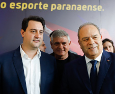 O governador Carlos Massa Ratinho Junior lançou nesta segunda-feira (2), em cerimônia no Palácio Iguaçu, o programa Geração Olímpica, que só neste ano garantirá 1.252 bolsas esportivas nas modalidades olímpicas e paralímpicas para jovens promessas, atletas de renome mundial e técnicos. A Companhia Paranaense de Energia (Copel), patrocinadora da iniciativa, investe R$ 4,75 milhões. É o maior programa de bolsa-atleta do País, em nível estadual.