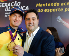 O governador Carlos Massa Ratinho Junior lançou nesta segunda-feira (2), em cerimônia no Palácio Iguaçu, o programa Geração Olímpica, que só neste ano garantirá 1.252 bolsas esportivas nas modalidades olímpicas e paralímpicas para jovens promessas, atletas de renome mundial e técnicos. A Companhia Paranaense de Energia (Copel), patrocinadora da iniciativa, investe R$ 4,75 milhões. É o maior programa de bolsa-atleta do País, em nível estadual.