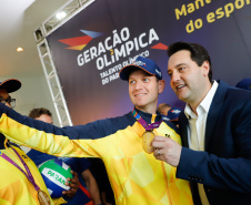 O governador Carlos Massa Ratinho Junior lançou nesta segunda-feira (2), em cerimônia no Palácio Iguaçu, o programa Geração Olímpica, que só neste ano garantirá 1.252 bolsas esportivas nas modalidades olímpicas e paralímpicas para jovens promessas, atletas de renome mundial e técnicos. A Companhia Paranaense de Energia (Copel), patrocinadora da iniciativa, investe R$ 4,75 milhões. É o maior programa de bolsa-atleta do País, em nível estadual.