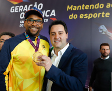 O governador Carlos Massa Ratinho Junior lançou nesta segunda-feira (2), em cerimônia no Palácio Iguaçu, o programa Geração Olímpica, que só neste ano garantirá 1.252 bolsas esportivas nas modalidades olímpicas e paralímpicas para jovens promessas, atletas de renome mundial e técnicos. A Companhia Paranaense de Energia (Copel), patrocinadora da iniciativa, investe R$ 4,75 milhões. É o maior programa de bolsa-atleta do País, em nível estadual.