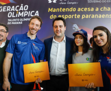 O governador Carlos Massa Ratinho Junior lançou nesta segunda-feira (2), em cerimônia no Palácio Iguaçu, o programa Geração Olímpica, que só neste ano garantirá 1.252 bolsas esportivas nas modalidades olímpicas e paralímpicas para jovens promessas, atletas de renome mundial e técnicos. A Companhia Paranaense de Energia (Copel), patrocinadora da iniciativa, investe R$ 4,75 milhões. É o maior programa de bolsa-atleta do País, em nível estadual.
