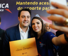 O governador Carlos Massa Ratinho Junior lançou nesta segunda-feira (2), em cerimônia no Palácio Iguaçu, o programa Geração Olímpica, que só neste ano garantirá 1.252 bolsas esportivas nas modalidades olímpicas e paralímpicas para jovens promessas, atletas de renome mundial e técnicos. A Companhia Paranaense de Energia (Copel), patrocinadora da iniciativa, investe R$ 4,75 milhões. É o maior programa de bolsa-atleta do País, em nível estadual.