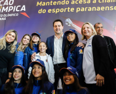 O governador Carlos Massa Ratinho Junior lançou nesta segunda-feira (2), em cerimônia no Palácio Iguaçu, o programa Geração Olímpica, que só neste ano garantirá 1.252 bolsas esportivas nas modalidades olímpicas e paralímpicas para jovens promessas, atletas de renome mundial e técnicos. A Companhia Paranaense de Energia (Copel), patrocinadora da iniciativa, investe R$ 4,75 milhões. É o maior programa de bolsa-atleta do País, em nível estadual.