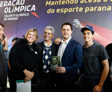 O governador Carlos Massa Ratinho Junior lançou nesta segunda-feira (2), em cerimônia no Palácio Iguaçu, o programa Geração Olímpica, que só neste ano garantirá 1.252 bolsas esportivas nas modalidades olímpicas e paralímpicas para jovens promessas, atletas de renome mundial e técnicos. A Companhia Paranaense de Energia (Copel), patrocinadora da iniciativa, investe R$ 4,75 milhões. É o maior programa de bolsa-atleta do País, em nível estadual.