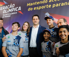 O governador Carlos Massa Ratinho Junior lançou nesta segunda-feira (2), em cerimônia no Palácio Iguaçu, o programa Geração Olímpica, que só neste ano garantirá 1.252 bolsas esportivas nas modalidades olímpicas e paralímpicas para jovens promessas, atletas de renome mundial e técnicos. A Companhia Paranaense de Energia (Copel), patrocinadora da iniciativa, investe R$ 4,75 milhões. É o maior programa de bolsa-atleta do País, em nível estadual.