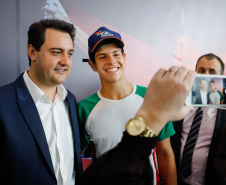 O governador Carlos Massa Ratinho Junior lançou nesta segunda-feira (2), em cerimônia no Palácio Iguaçu, o programa Geração Olímpica, que só neste ano garantirá 1.252 bolsas esportivas nas modalidades olímpicas e paralímpicas para jovens promessas, atletas de renome mundial e técnicos. A Companhia Paranaense de Energia (Copel), patrocinadora da iniciativa, investe R$ 4,75 milhões. É o maior programa de bolsa-atleta do País, em nível estadual.