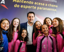 O governador Carlos Massa Ratinho Junior lançou nesta segunda-feira (2), em cerimônia no Palácio Iguaçu, o programa Geração Olímpica, que só neste ano garantirá 1.252 bolsas esportivas nas modalidades olímpicas e paralímpicas para jovens promessas, atletas de renome mundial e técnicos. A Companhia Paranaense de Energia (Copel), patrocinadora da iniciativa, investe R$ 4,75 milhões. É o maior programa de bolsa-atleta do País, em nível estadual.