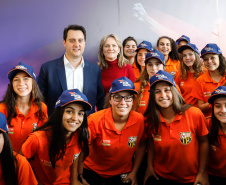 O governador Carlos Massa Ratinho Junior lançou nesta segunda-feira (2), em cerimônia no Palácio Iguaçu, o programa Geração Olímpica, que só neste ano garantirá 1.252 bolsas esportivas nas modalidades olímpicas e paralímpicas para jovens promessas, atletas de renome mundial e técnicos. A Companhia Paranaense de Energia (Copel), patrocinadora da iniciativa, investe R$ 4,75 milhões. É o maior programa de bolsa-atleta do País, em nível estadual.