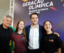 O governador Carlos Massa Ratinho Junior lançou nesta segunda-feira (2), em cerimônia no Palácio Iguaçu, o programa Geração Olímpica, que só neste ano garantirá 1.252 bolsas esportivas nas modalidades olímpicas e paralímpicas para jovens promessas, atletas de renome mundial e técnicos. A Companhia Paranaense de Energia (Copel), patrocinadora da iniciativa, investe R$ 4,75 milhões. É o maior programa de bolsa-atleta do País, em nível estadual.