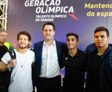 O governador Carlos Massa Ratinho Junior lançou nesta segunda-feira (2), em cerimônia no Palácio Iguaçu, o programa Geração Olímpica, que só neste ano garantirá 1.252 bolsas esportivas nas modalidades olímpicas e paralímpicas para jovens promessas, atletas de renome mundial e técnicos. A Companhia Paranaense de Energia (Copel), patrocinadora da iniciativa, investe R$ 4,75 milhões. É o maior programa de bolsa-atleta do País, em nível estadual.