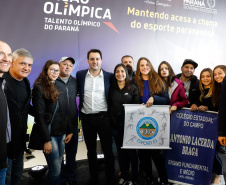 O governador Carlos Massa Ratinho Junior lançou nesta segunda-feira (2), em cerimônia no Palácio Iguaçu, o programa Geração Olímpica, que só neste ano garantirá 1.252 bolsas esportivas nas modalidades olímpicas e paralímpicas para jovens promessas, atletas de renome mundial e técnicos. A Companhia Paranaense de Energia (Copel), patrocinadora da iniciativa, investe R$ 4,75 milhões. É o maior programa de bolsa-atleta do País, em nível estadual.