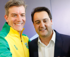 O governador Carlos Massa Ratinho Junior lançou nesta segunda-feira (2), em cerimônia no Palácio Iguaçu, o programa Geração Olímpica, que só neste ano garantirá 1.252 bolsas esportivas nas modalidades olímpicas e paralímpicas para jovens promessas, atletas de renome mundial e técnicos. A Companhia Paranaense de Energia (Copel), patrocinadora da iniciativa, investe R$ 4,75 milhões. É o maior programa de bolsa-atleta do País, em nível estadual.