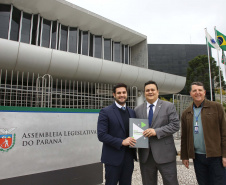 O Governo do Paraná quer melhorar as estruturas do Estado e de municípios para inibir práticas ilegais no serviço público. Nesta desta segunda-feira (02) foi entregue na Assembleia Legislativa o projeto de lei para a criação do Fundo de Combate à Corrupção. A proposta prevê a rastreabilidade dos recursos desde a entrada até sua destinação.Curitiba,02/09/2019 Foto:Jaelson Lucas / AEN