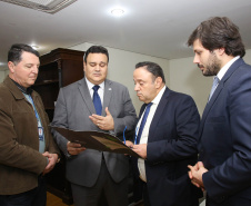 O Governo do Paraná quer melhorar as estruturas do Estado e de municípios para inibir práticas ilegais no serviço público. Nesta desta segunda-feira (02) foi entregue na Assembleia Legislativa o projeto de lei para a criação do Fundo de Combate à Corrupção. A proposta prevê a rastreabilidade dos recursos desde a entrada até sua destinação.Curitiba,02/09/2019 Foto:Jaelson Lucas / AEN
