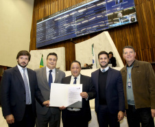 O Governo do Paraná quer melhorar as estruturas do Estado e de municípios para inibir práticas ilegais no serviço público. Nesta desta segunda-feira (02) foi entregue na Assembleia Legislativa o projeto de lei para a criação do Fundo de Combate à Corrupção. A proposta prevê a rastreabilidade dos recursos desde a entrada até sua destinação.Curitiba,02/09/2019 Foto:Jaelson Lucas / AEN