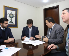 O Governo do Paraná quer melhorar as estruturas do Estado e de municípios para inibir práticas ilegais no serviço público. Nesta desta segunda-feira (02) foi entregue na Assembleia Legislativa o projeto de lei para a criação do Fundo de Combate à Corrupção. A proposta prevê a rastreabilidade dos recursos desde a entrada até sua destinação.Curitiba,02/09/2019 Foto:Jaelson Lucas / AEN