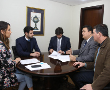 O Governo do Paraná quer melhorar as estruturas do Estado e de municípios para inibir práticas ilegais no serviço público. Nesta desta segunda-feira (02) foi entregue na Assembleia Legislativa o projeto de lei para a criação do Fundo de Combate à Corrupção. A proposta prevê a rastreabilidade dos recursos desde a entrada até sua destinação.Curitiba,02/09/2019 Foto:Jaelson Lucas / AEN