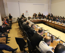 O governador Carlos Massa Ratinho Junior, o diretor-geral do Departamento de Trânsito do Paraná (Detran-PR), César Kogut, e o cônsul do Paraguai em Curitiba, Carlos José Fleitas Rodriguez, assinaram nesta terça-feira (3), durante reunião do secretariado, a autorização para validação das habilitações de paraguaios que residem e trabalham no Paraná