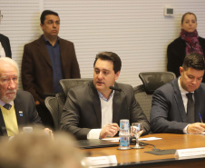 O governador Carlos Massa Ratinho Junior, o diretor-geral do Departamento de Trânsito do Paraná (Detran-PR), César Kogut, e o cônsul do Paraguai em Curitiba, Carlos José Fleitas Rodriguez, assinaram nesta terça-feira (3), durante reunião do secretariado, a autorização para validação das habilitações de paraguaios que residem e trabalham no Paraná