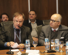 O governador Carlos Massa Ratinho Junior, o diretor-geral do Departamento de Trânsito do Paraná (Detran-PR), César Kogut, e o cônsul do Paraguai em Curitiba, Carlos José Fleitas Rodriguez, assinaram nesta terça-feira (3), durante reunião do secretariado, a autorização para validação das habilitações de paraguaios que residem e trabalham no Paraná