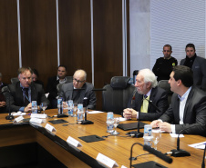 O governador Carlos Massa Ratinho Junior, o diretor-geral do Departamento de Trânsito do Paraná (Detran-PR), César Kogut, e o cônsul do Paraguai em Curitiba, Carlos José Fleitas Rodriguez, assinaram nesta terça-feira (3), durante reunião do secretariado, a autorização para validação das habilitações de paraguaios que residem e trabalham no Paraná