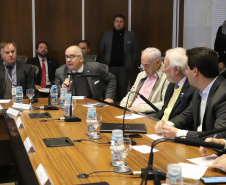 O governador Carlos Massa Ratinho Junior, o diretor-geral do Departamento de Trânsito do Paraná (Detran-PR), César Kogut, e o cônsul do Paraguai em Curitiba, Carlos José Fleitas Rodriguez, assinaram nesta terça-feira (3), durante reunião do secretariado, a autorização para validação das habilitações de paraguaios que residem e trabalham no Paraná