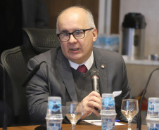 O governador Carlos Massa Ratinho Junior, o diretor-geral do Departamento de Trânsito do Paraná (Detran-PR), César Kogut, e o cônsul do Paraguai em Curitiba, Carlos José Fleitas Rodriguez, assinaram nesta terça-feira (3), durante reunião do secretariado, a autorização para validação das habilitações de paraguaios que residem e trabalham no Paraná