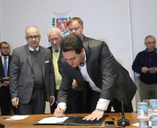 O governador Carlos Massa Ratinho Junior, o diretor-geral do Departamento de Trânsito do Paraná (Detran-PR), César Kogut, e o cônsul do Paraguai em Curitiba, Carlos José Fleitas Rodriguez, assinaram nesta terça-feira (3), durante reunião do secretariado, a autorização para validação das habilitações de paraguaios que residem e trabalham no Paraná