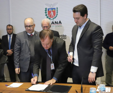 O governador Carlos Massa Ratinho Junior, o diretor-geral do Departamento de Trânsito do Paraná (Detran-PR), César Kogut, e o cônsul do Paraguai em Curitiba, Carlos José Fleitas Rodriguez, assinaram nesta terça-feira (3), durante reunião do secretariado, a autorização para validação das habilitações de paraguaios que residem e trabalham no Paraná