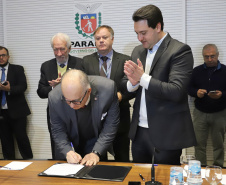 O governador Carlos Massa Ratinho Junior, o diretor-geral do Departamento de Trânsito do Paraná (Detran-PR), César Kogut, e o cônsul do Paraguai em Curitiba, Carlos José Fleitas Rodriguez, assinaram nesta terça-feira (3), durante reunião do secretariado, a autorização para validação das habilitações de paraguaios que residem e trabalham no Paraná