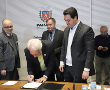 O governador Carlos Massa Ratinho Junior, o diretor-geral do Departamento de Trânsito do Paraná (Detran-PR), César Kogut, e o cônsul do Paraguai em Curitiba, Carlos José Fleitas Rodriguez, assinaram nesta terça-feira (3), durante reunião do secretariado, a autorização para validação das habilitações de paraguaios que residem e trabalham no Paraná