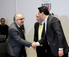 O governador Carlos Massa Ratinho Junior, o diretor-geral do Departamento de Trânsito do Paraná (Detran-PR), César Kogut, e o cônsul do Paraguai em Curitiba, Carlos José Fleitas Rodriguez, assinaram nesta terça-feira (3), durante reunião do secretariado, a autorização para validação das habilitações de paraguaios que residem e trabalham no Paraná
