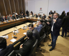O governador Carlos Massa Ratinho Junior reunido com seu secretariado. N/F: presidente da Cohapar Jorge Calado, apresenta o projeto Viver Mais Parana.Curitiba, 03-09-19.Foto: Arnaldo Alves / ANPr.