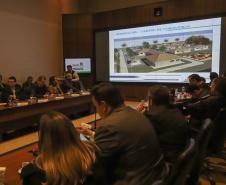 O governador Carlos Massa Ratinho Junior reunido com seu secretariado. N/F: presidente da Cohapar Jorge Calado, apresenta o projeto Viver Mais Parana.Curitiba, 03-09-19.Foto: Arnaldo Alves / ANPr.