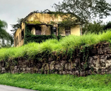 O Porto Barão do Teffé, em Antonina, no Litoral do Paraná, é cenário de uma das cenas do longa-metragem brasileiro Paixões Recorrentes no Atlântico Sul, da diretora Ana Carolina Teixeira Soares. O filme todo está sendo gravado no Litoral, nesta semana. Foto:Divulgação/Portos do Paraná